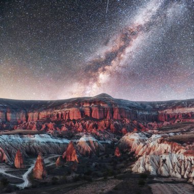 Kapadokya, Türkiye 'deki kanyon üzerinde güzel yıldızlar