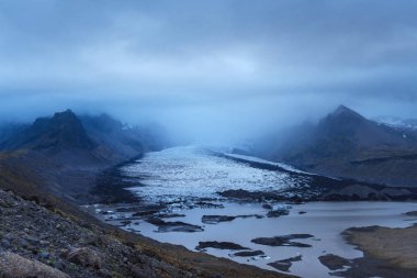 Jokulsarlon buzul lagün, fantastik günbatımı siyah plajda, İzlanda