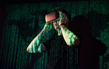 Kafkasyalı bir adam ve sanal gerçeklik VR kulaklığının çifte pozlandırılması muhtemelen bir oyuncu ya da hackerın kodu güvenli bir ağa ya da sunucuya kırmasıdır.