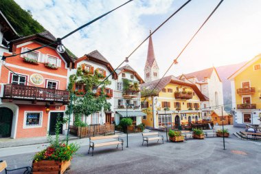 Manzaralı. Halshtati Avusturya 'da geleneksel renkli evlerin bulunduğu tarihi Hallstatt bölgesi.