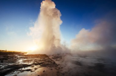 İzlanda'daki geysers. Fantastik kolory. Turysty dünyanın güzelliği seyretmek.