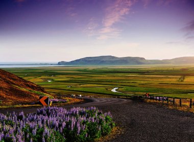 Yol dağlarda. Bir kanalı Jokulsarlon lagün ve Atlantik Okyanusu Güney İzlanda'bağlama üzerinde köprü.
