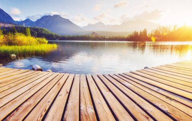 Parkta yüksek Tatras bir göl üzerinde gündoğumu. Shtrbske Pleso, Slovakya, Europe.