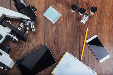 Mikroskop görüntülü defter ve telefon yakın plan. Tıbbi ekipman