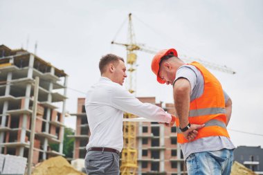 İnşaat, Mimarlık, işletme, ekip çalışması ve insanlar kavramı - site oluşturma, planı ile mutlu mimarlar.