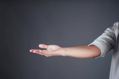 Genç işadamı boş elleri gösteriyor, senin tasarımınla doldurmaya hazır..