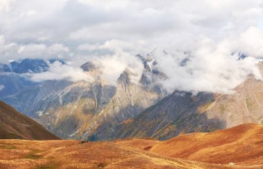 Fantastik güzel cumulus bulutları karla kaplı dağlarında. Ana Kafkas Ridge. Türü Mount dır Meyer, Gürcistan.