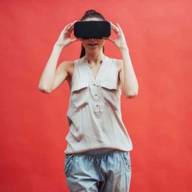 Genç ve çekici bir Japon kadın VR-gözlük kullanıyor..