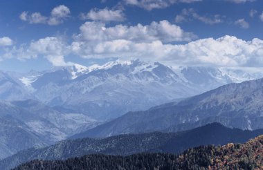 Fantastik güzel cumulus bulutları karla kaplı dağlarında. Ana Kafkas Ridge. Türü Mount dır Meyer, Gürcistan.