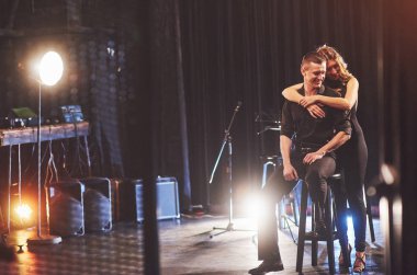 Karanlık odada ışığın altında yetenekli dansçılar gösteri yapıyor. İlk aşk, tutku, zarafet sanatı. Sevgililer Günü.