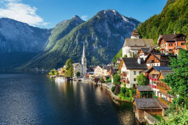 Avusturya dağları arasındaki Hallstatt kasabasından görüntüyü izle