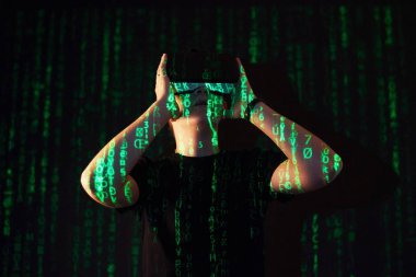 Kafkasyalı bir adam ve sanal gerçeklik VR kulaklığının çifte pozlandırılması muhtemelen bir oyuncu ya da hackerın kodu güvenli bir ağa ya da sunucuya kırmasıdır.