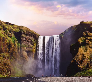 Büyük Şelale içinde Skogafoss İzlanda güneyinde Skogar kasaba yakınlarında. Dramatik ve güzel sahne.