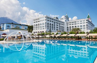 Yüzme havuzu ve lüks otelin plajı. Tip eğlence kompleksi. Amara Dolce Vita Luxury Oteli. Tatil köyü. Tekirova-Kemer. Türkiye