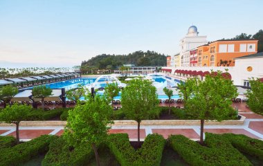 Yüzme havuzu ve lüks otelin plajı. Tip eğlence kompleksi. Amara Dolce Vita Luxury Oteli. Tatil köyü. Tekirova-Kemer. Türkiye