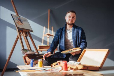 Stüdyoda resim yapan bir sanatçı.