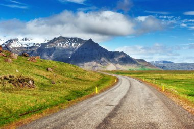 Bir kanalı Jokulsarlon lagün ve Atlantik Okyanusu Güney İzlanda'bağlama üzerinde köprü.