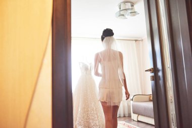 Zarif gelin odasına bir gelinlik koyar..