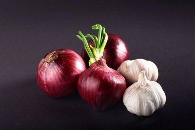 Mavi mor soğan ve sarımsak siyah arka planda izole edilmiş beyaz.