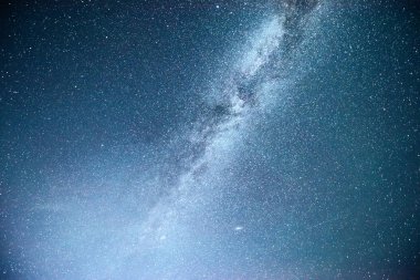 Yıldızlar, nebula ve galaksiyle dolu canlı bir gece göğü. Derin gökyüzü gökyüzü fotoğrafı.