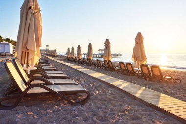 Güneşli yataklı, deniz ve dağlı özel kumlu sahilin manzarası. Tatil