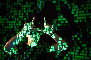 Kafkasyalı bir adam ve sanal gerçeklik VR kulaklığının çifte pozlandırılması muhtemelen bir oyuncu ya da hackerın kodu güvenli bir ağa ya da sunucuya kırmasıdır.