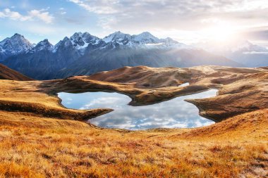 Koruldi Dağı 'nda gün batımı. Yukarı Svaneti, Gürcistan Avrupa. Kafkas Dağları.