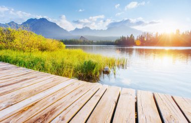 Görkemli dağ gölü Milli Parkı yüksek Tatra içinde. Strbske pleso, Slovakya, Europe.