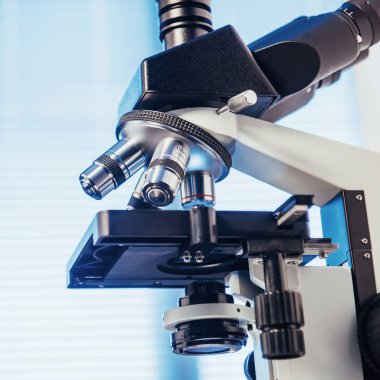 Laboratuvardaki mikroskobu kapat.