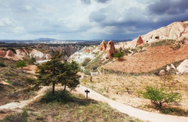 Arka plan beyaz bulutlar ile mavi gökyüzünün güzel Cappadocia. Türkiye