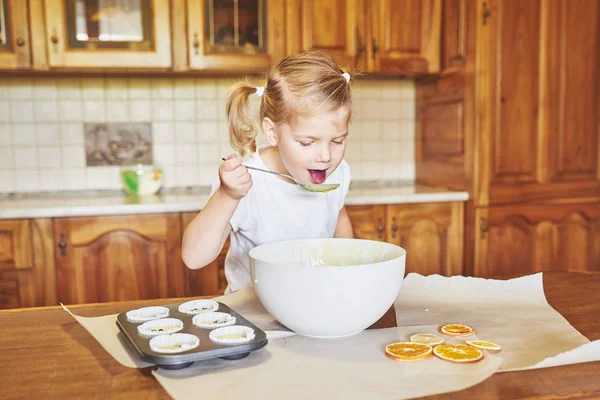 Little Good Girl Bakes Tasty Cupcakes — Stock Photo, Image