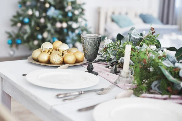 Oturma Odasında Noel Yemeği Için Servis Edilen Masa Manzarayı Kapatın — Stok fotoğraf
