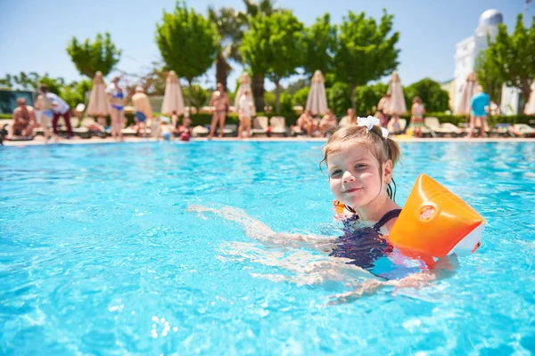 Dívka Koupající Bazénu Náramcích Horkého Letního Dne Rodinná Dovolená Tropickém — Stock fotografie