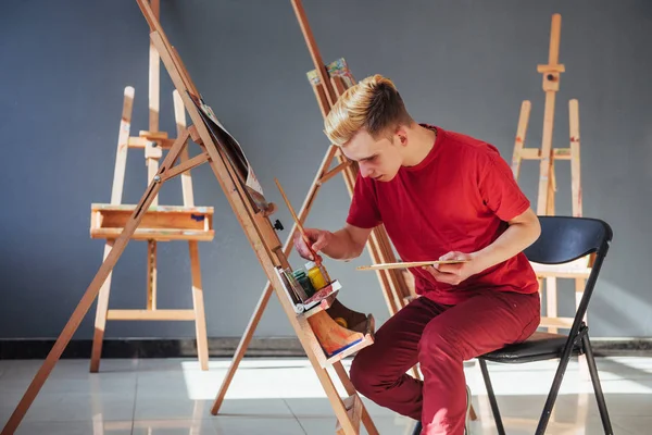 Artista Pintando Cuadro Estudio — Foto de Stock