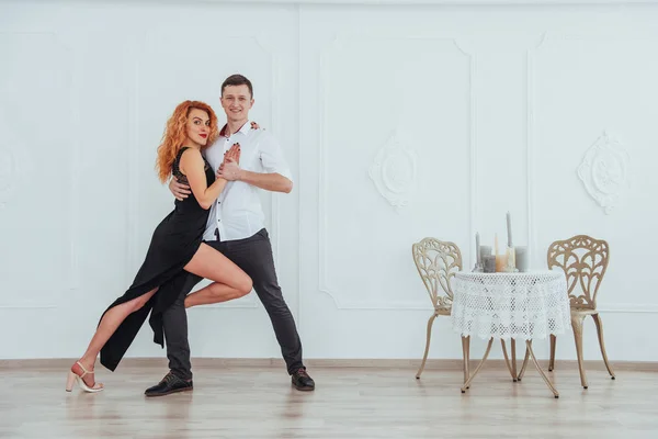 Mulher Bonita Nova Vestido Preto Homem Dança Branca Camisa Isolado — Fotografia de Stock