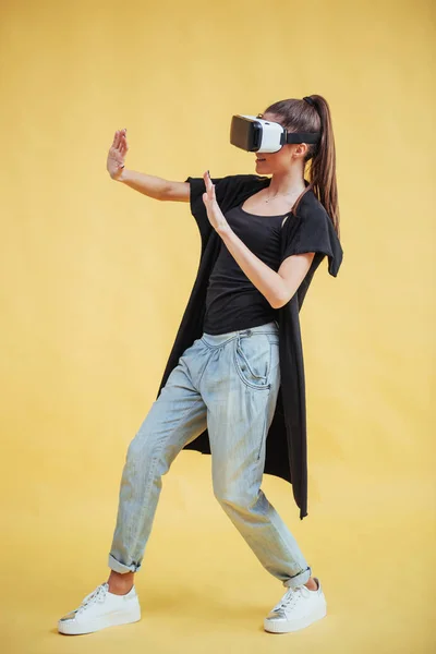 Happy Woman Gets Experience Using Glasses Virtuális Valóság Headset — Stock Fotó