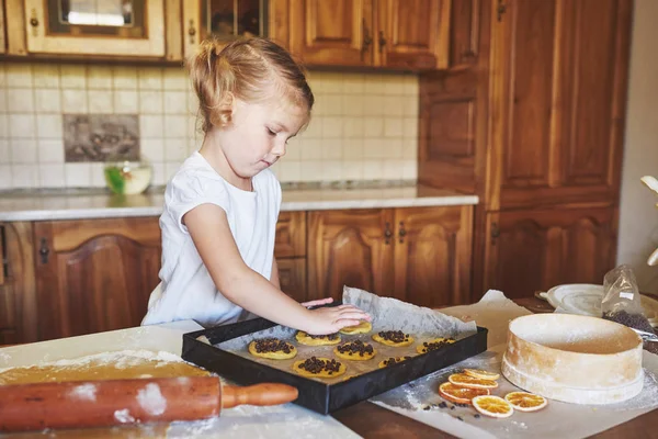 Mamá Hija Están Ocupadas Horneando Galletas Feliz Año Nuevo —  Fotos de Stock