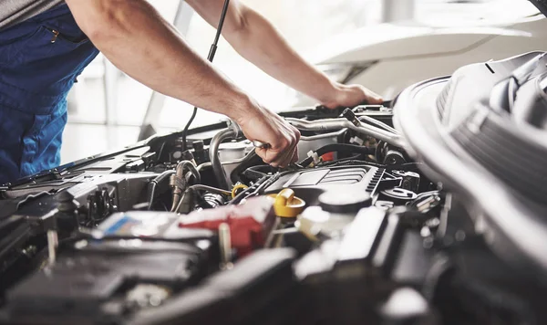 Mécanicien Automobile Travaillant Dans Garage Service Réparation — Photo