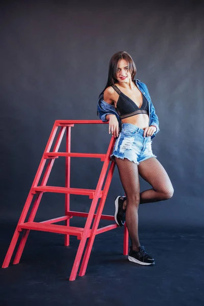 Morena Moda Hermosa Mujer Posando Estudio Con Jeans Cortos Mirando — Foto de Stock