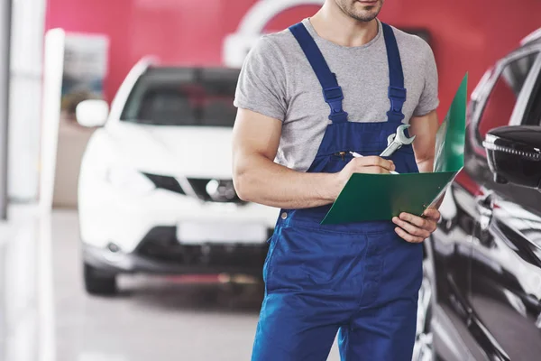 Mână Mecanic Auto Cheie Garaj Reparații Auto — Fotografie, imagine de stoc