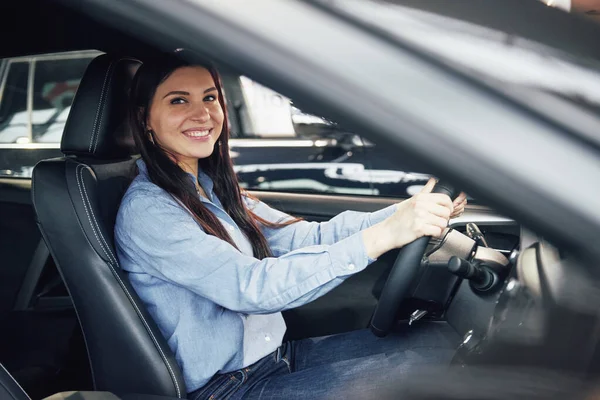 Afaceri Auto Vânzare Auto Consumerism Conceptul Oameni Femeie Fericită Care — Fotografie, imagine de stoc