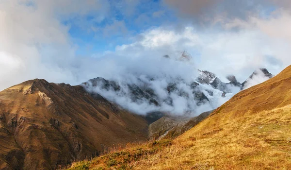 Podzimní Krajina Sněhu Hory Krásné Kupovité Mraky Hlavní Kavkazský Hřeben — Stock fotografie