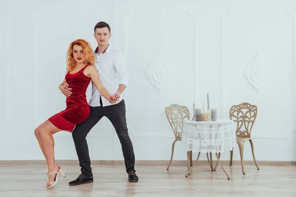 Jovem Mulher Bonita Vestido Vermelho Homem Dançando Isolado Fundo Branco — Fotografia de Stock