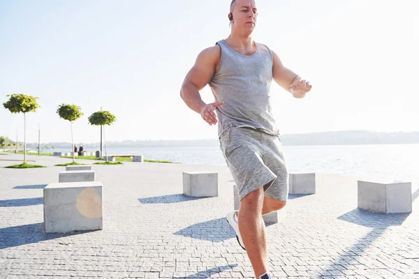 Muž Běžec Dělá Strečink Cvičení Příprava Ranní Cvičení Parku — Stock fotografie