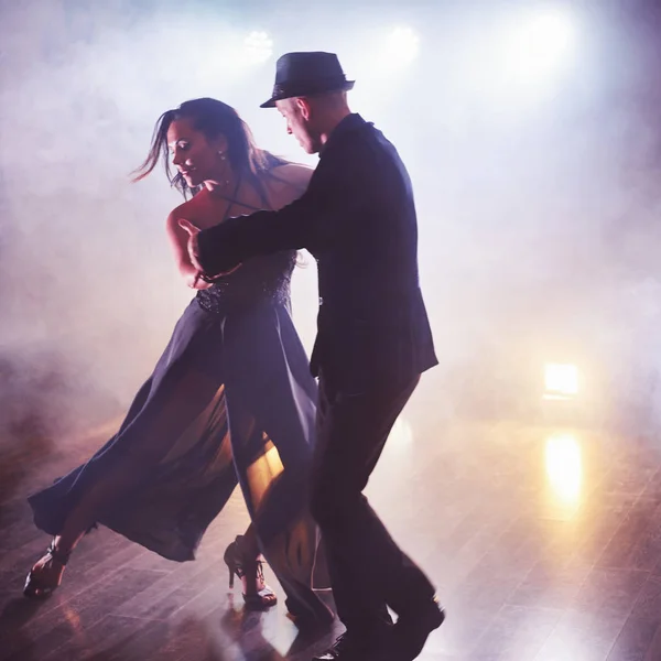 Skillful Dancers Performing Dark Room Concert Light Smoke Sensual Couple — Stock Photo, Image