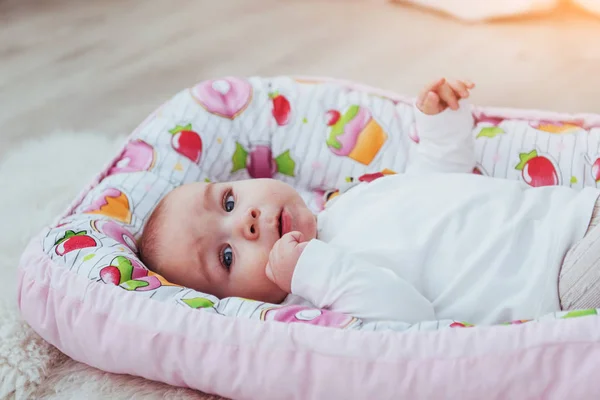 Photo Charming Newborn Baby Pink Cradle Good Light Studio — Stock Photo, Image