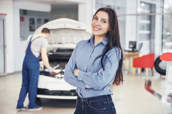 Frau Einer Autowerkstatt Bekommt Mechanischen Service Der Mechaniker Arbeitet Unter — Stockfoto