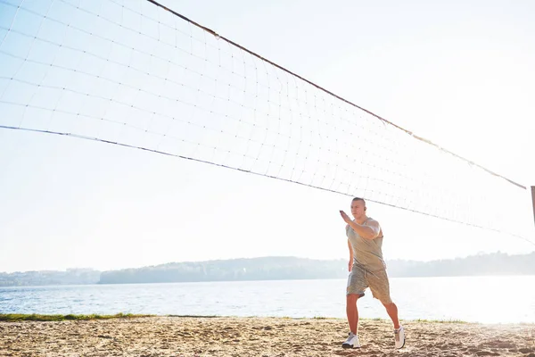 Hombre Atlético Mirando Orilla Del Mar Playa Arena Salvaje Masculino — Foto de Stock