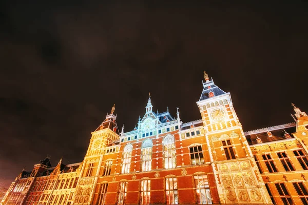 Belle Nuit Amsterdam Illumination Nocturne Des Bâtiments Des Bateaux Près — Photo