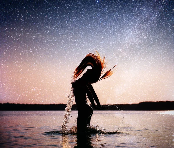 Mujer Sobre Fondo Agua Cielo Nocturno Fantástico Cielo Estrellado Vía — Foto de Stock